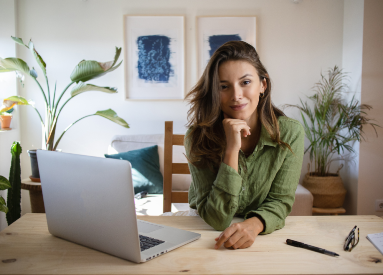 Mujer frente al computador buscando ideas de nombres para su negocio